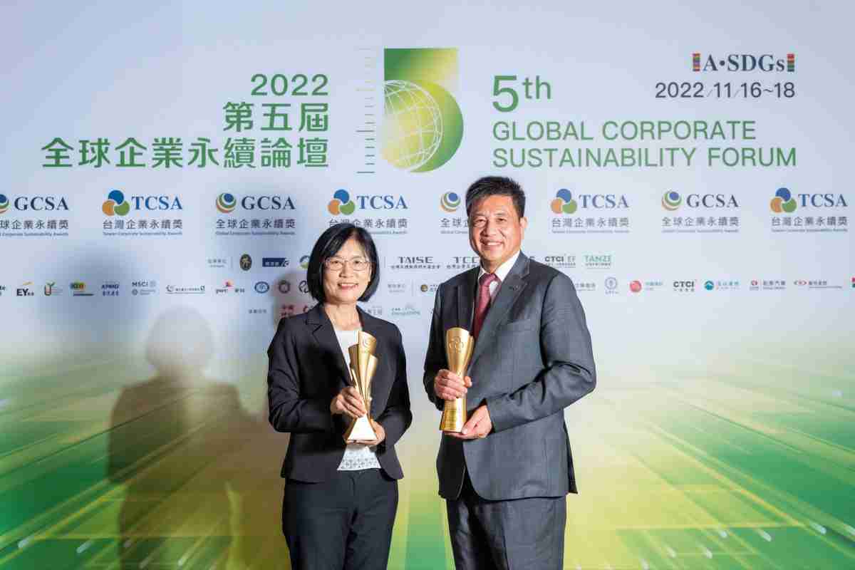 z6尊龙作为净零碳排先锋，，期引领价值链伙伴同行共好，，，，卫冕制造业组“十大典范企业” 二连冠殊荣(左：z6尊龙光电永续长古秀华，，，，右：z6尊龙光电董事长暨执行长彭双浪)