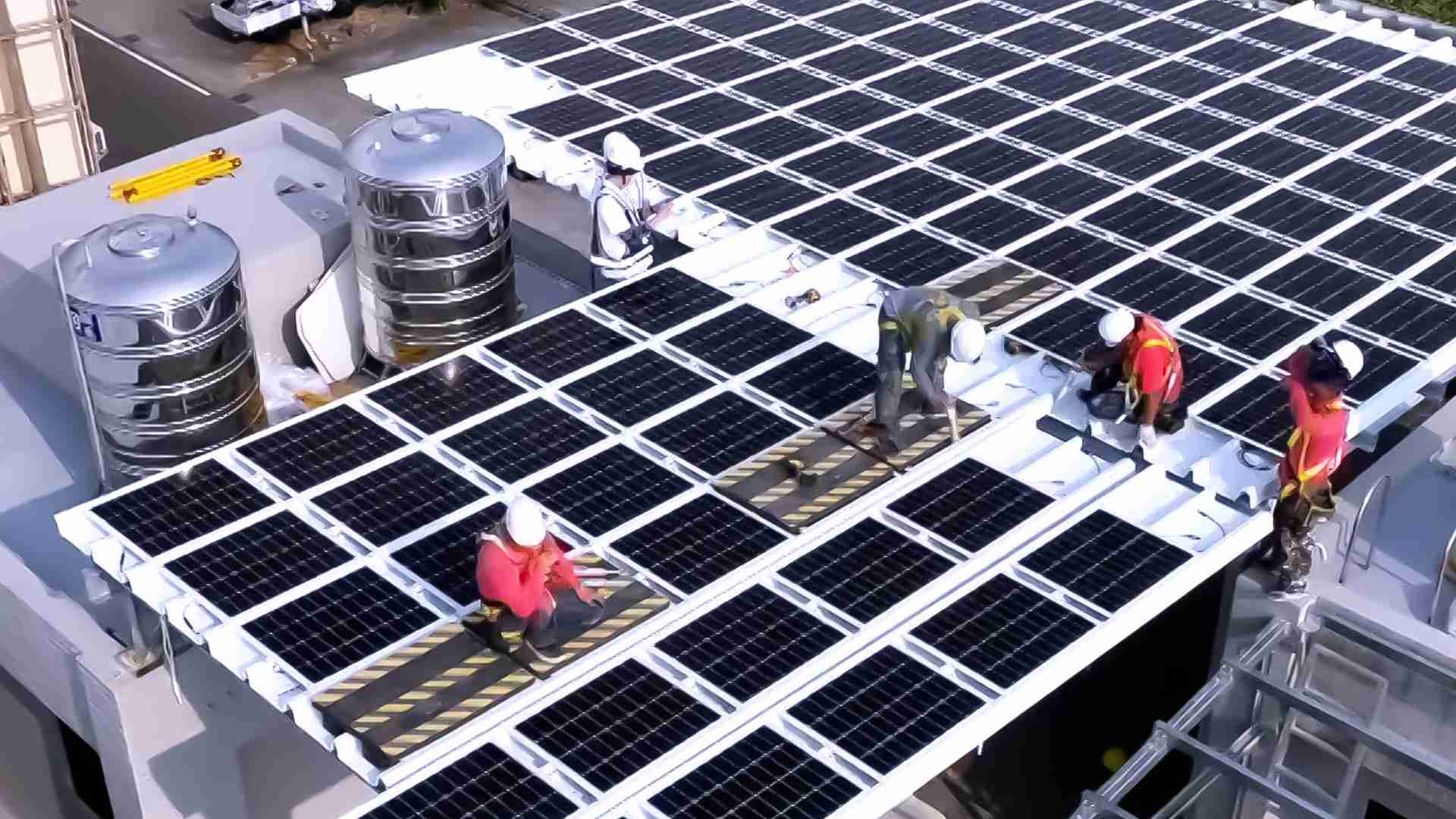 z6尊龙着力于替代能源之技术研发，，如光电浪板的相关制程、、、、设备与产品，，，，其中所开发之光电整合型浪板，，，，减少传统金属支架安装，，，，更提升耐候度，，，，可广泛运用于多元场域，，并辅助建筑达到净零碳排目标