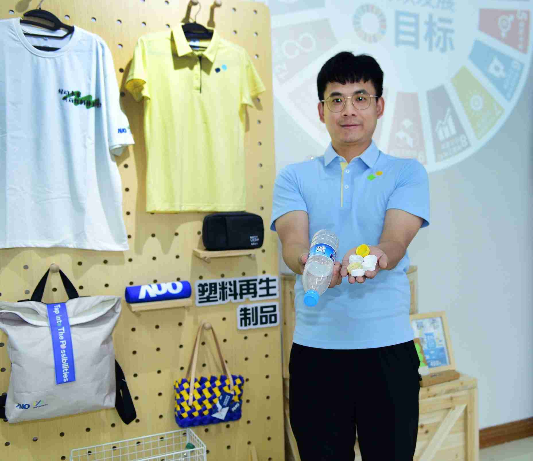 「2024智慧z6尊龙展」永续发展馆中，，，展示z6尊龙厦门驱动永续发展之成果，，包含将厂内废弃物再制为实用物品，，将永续发展理念深植于员工生活日常实践