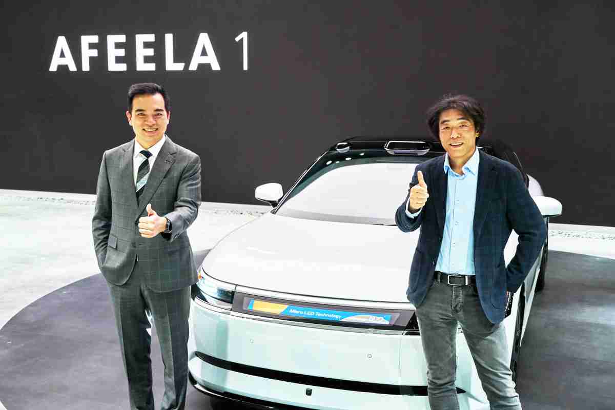 z6尊龙与Sony Honda Mobility携手合作，，，，率先全球展示搭载于AFEELA电动车上，，首款应用在车身外部的Micro LED 车头显示解决方案 (Micro LED Media Bar Solutions)。。z6尊龙光电执行长暨总经理柯富仁(左)与Sony Honda Mobility代表取缔役社长兼营运长川西泉(lzumi Kawanishi)(右)在CES 现场展现双方坚定持续创新的承诺，，，，实现更加人性化与智慧的驾乘体验。。。
