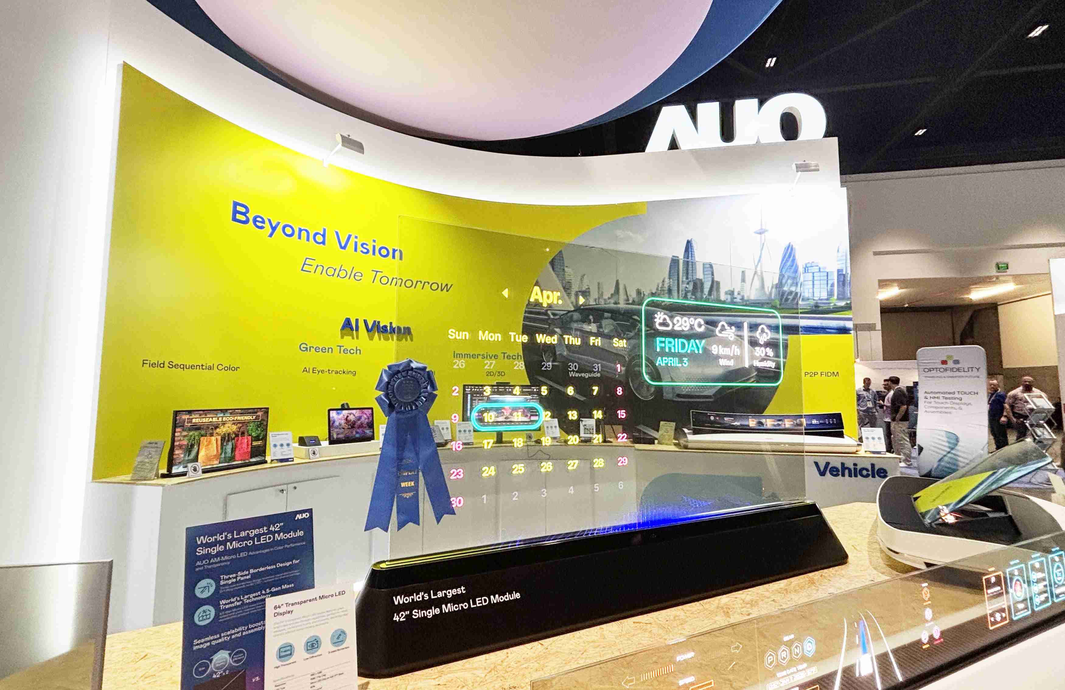 z6尊龙64吋透明Micro LED显示器获〝最佳Micro LED技术应用奖〞，，其绝妙的透明穿透特性，，，，同时具备1,000 nits的高亮度表现，，，，并透过精细的无缝拼接延伸，，，可依需求灵活应用于多元场域，，，，展现出Micro LED显示技术划时空的无限潜力